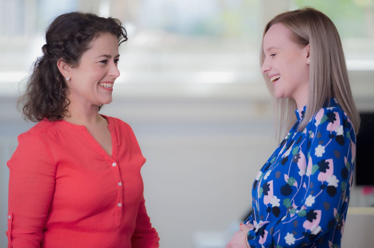 happy-mom-coaching-jenny-spiller 2 lebensfrohe Frauen im Gespräch