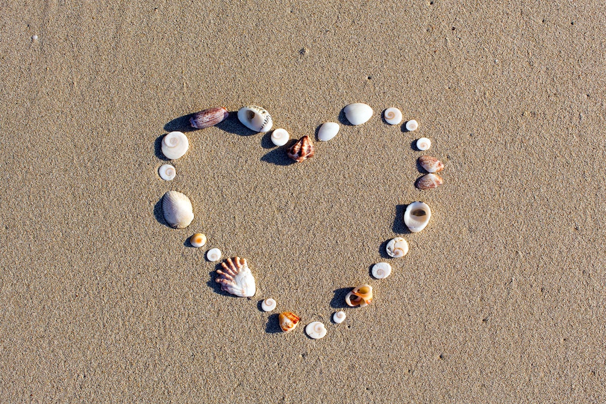 herz-im-sand-aus-muscheln herz-im-sand-aus-muscheln
